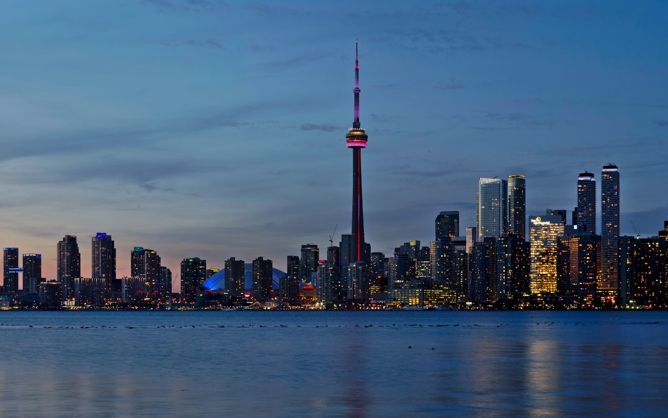 Der CN Tower und die beleuchteten Wolkenkratzer der Skyline von Toronto bei Nacht