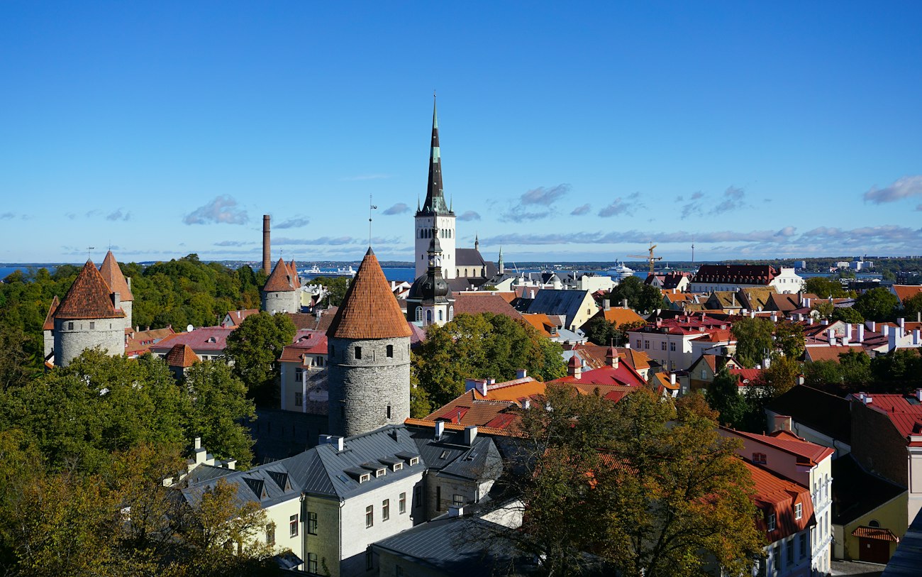 Blick auf eine Stadt mit einem Kirchturm