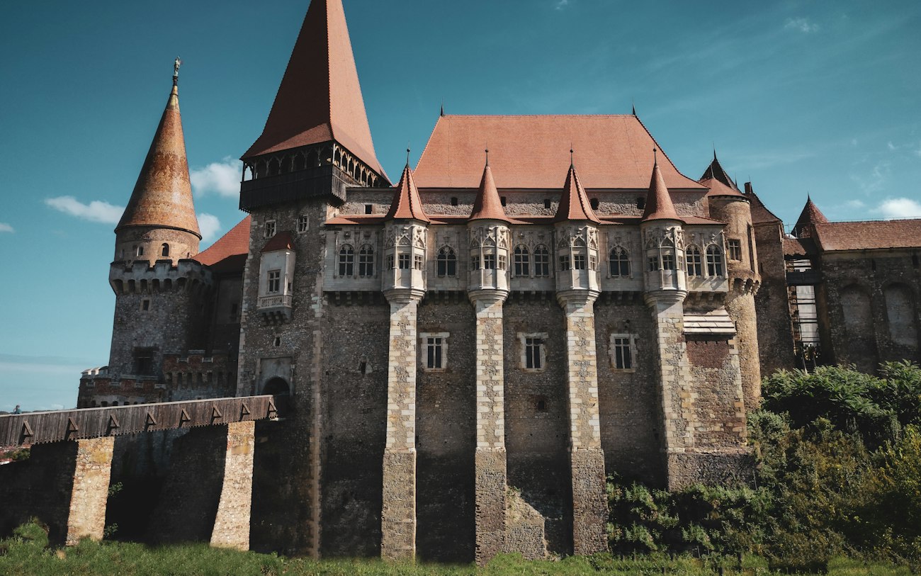 Braune und graue Betonburg unter blauem Himmel bei Tag