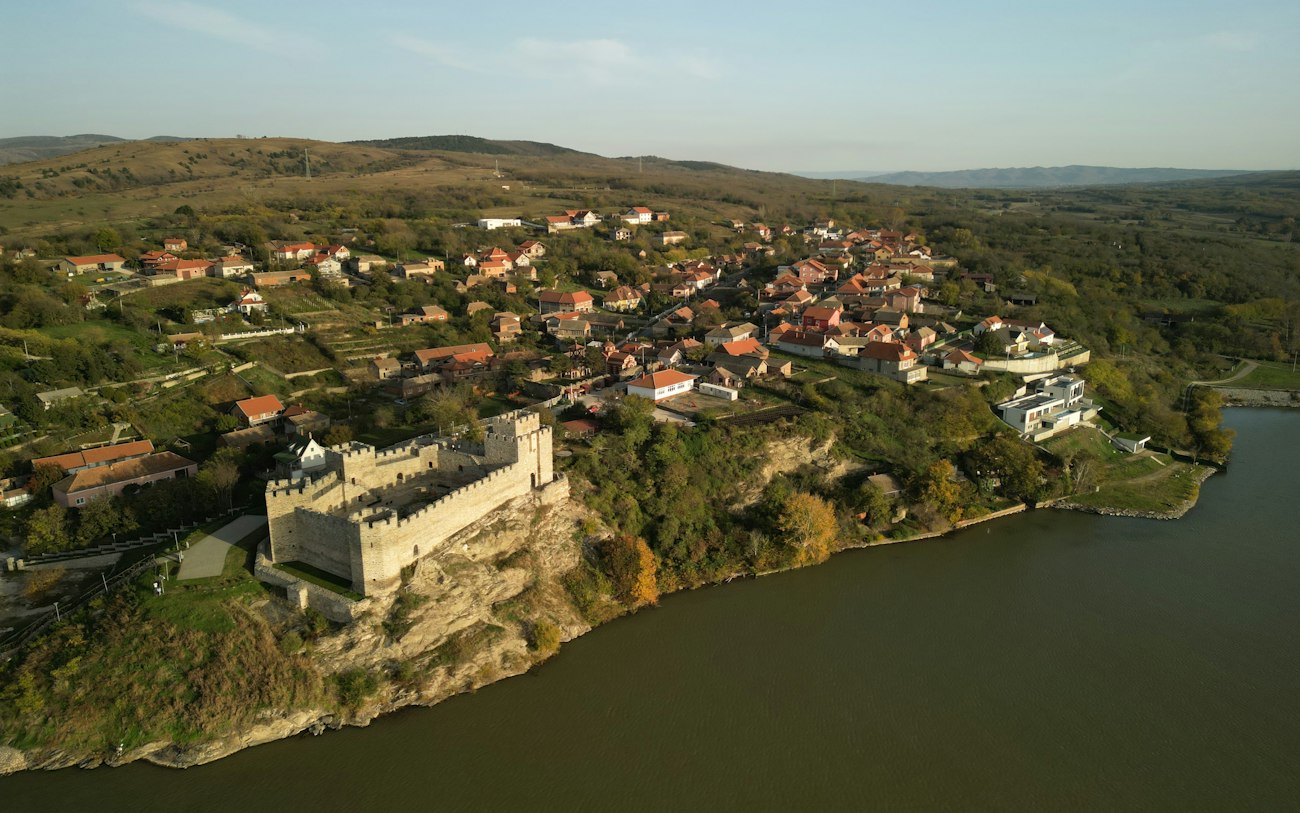 Eine Luftaufnahme einer kleinen Stadt auf einer Klippe