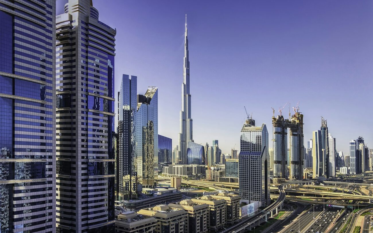 How to set up a company in the UAE (2026): free zone vs mainland, cost & tax