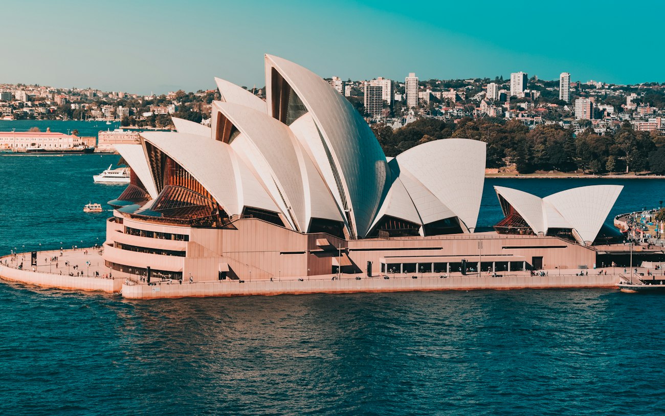 Opernhaus von Sydney an einem Gewässer bei Tageslicht