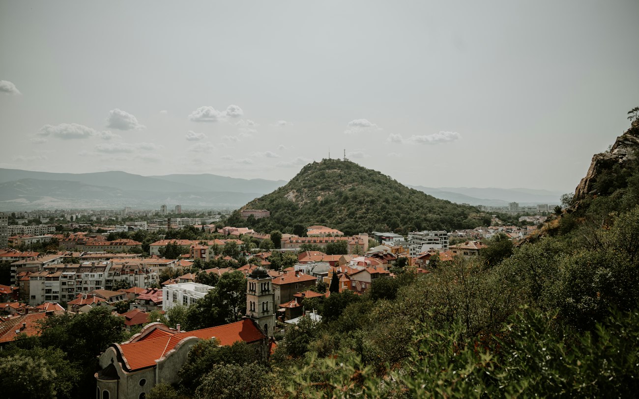 Blick auf eine Stadt von einem Hügel aus