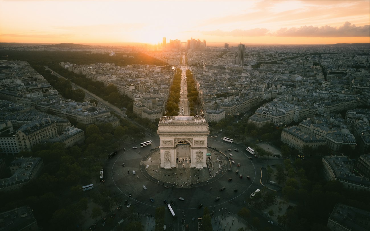 Eine Luftaufnahme des Eiffelturms in Paris