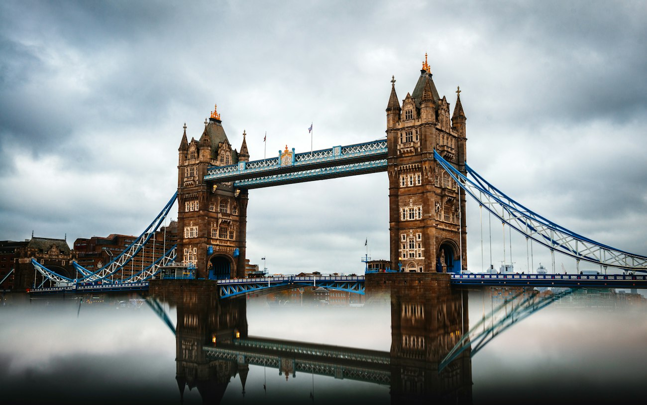 Die Tower Bridge unter grauem Himmel
