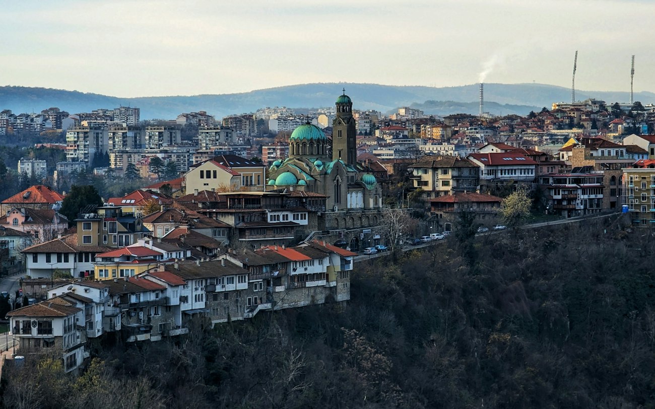 Blick auf eine Stadt von einem Hügel aus