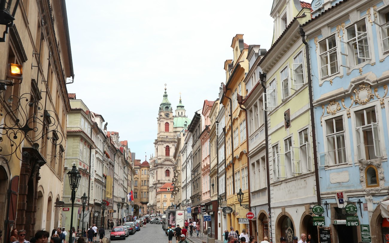 Eine Stadtstraße gesäumt von vielen hohen Gebäuden