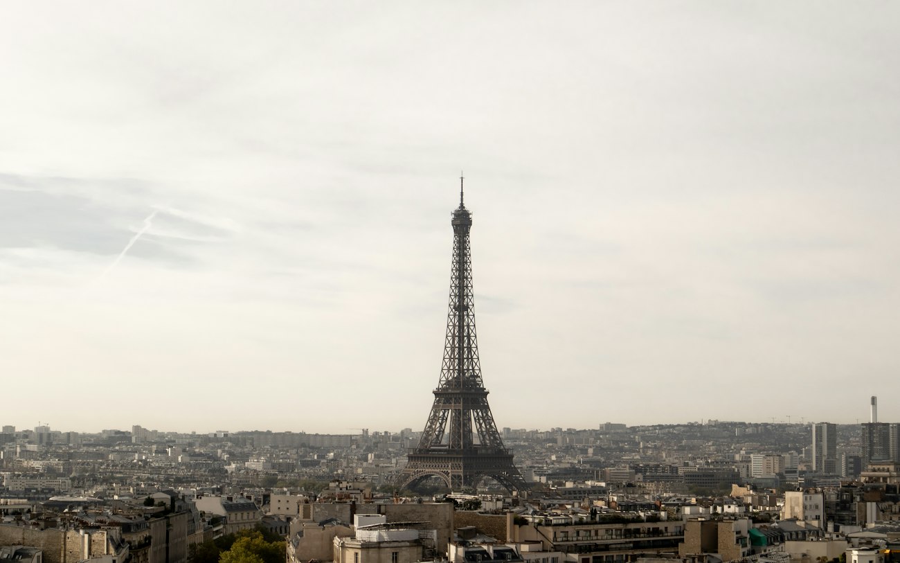 Der Eiffelturm ragt über der Stadt Paris empor
