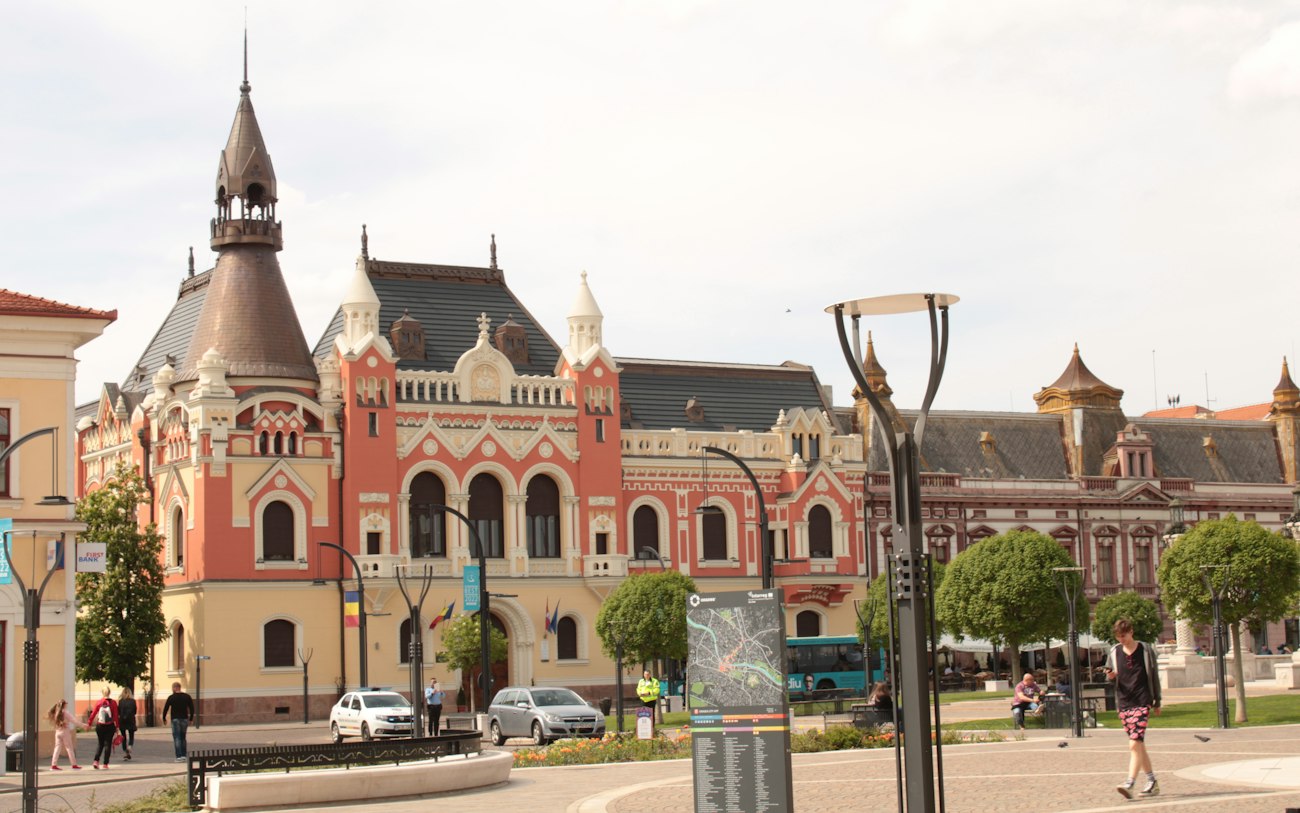 Ein großes Gebäude mit einem Uhrturm obendrauf