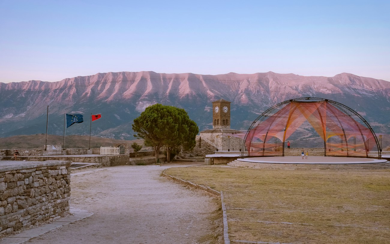 Bunte Kuppel, Uhrturm und Berge im Sonnenaufgang