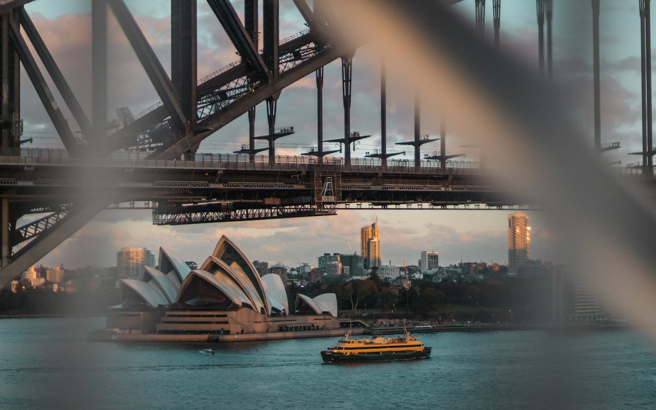 Weißes Boot neben dem Sydney Opera House