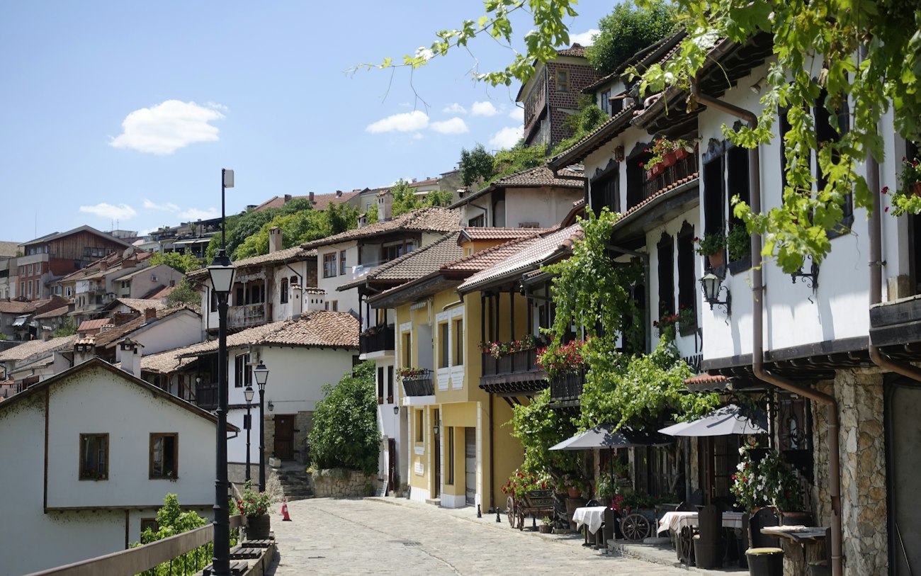 Eine Straße mit Häusern auf beiden Seiten