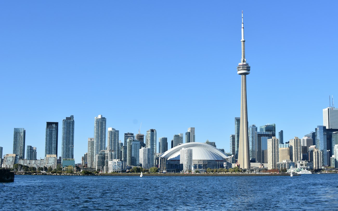 Blick auf die Skyline einer Stadt vom Wasser aus