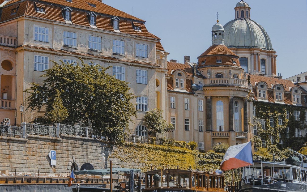 Menschen, die tagsüber auf einer Straße in der Nähe von Gebäuden gehen