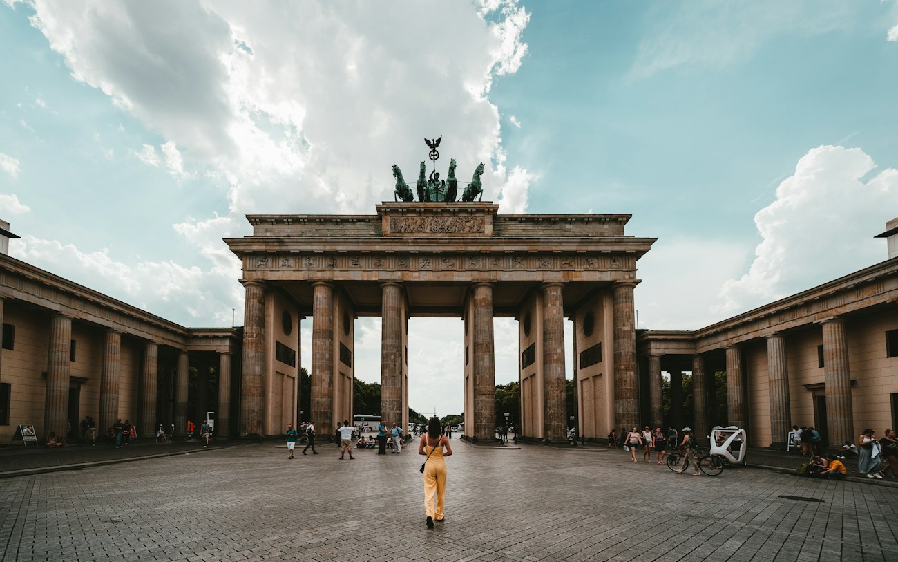 Frau steht neben einem Gebäude