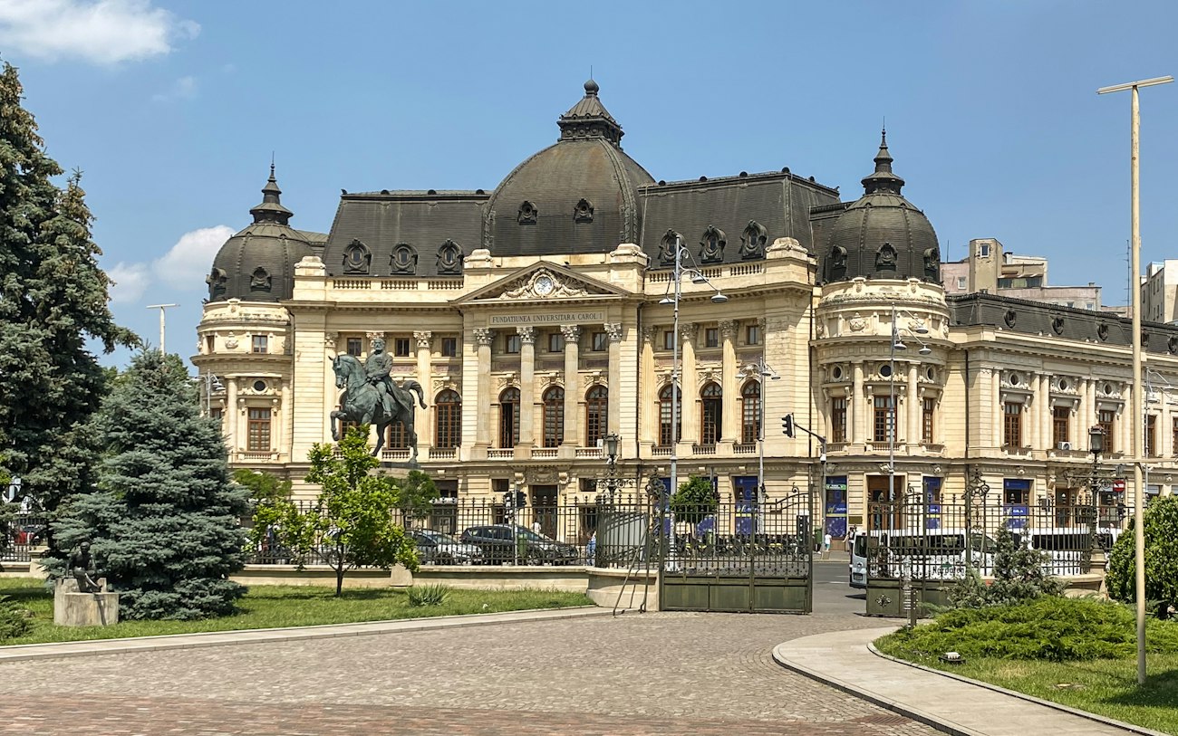 Ein großes Gebäude mit einem Uhrturm obenauf