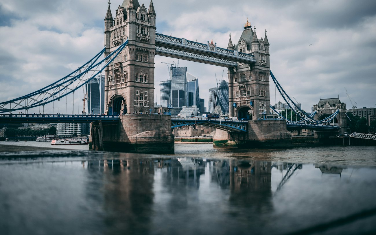 Die Tower Bridge in London unter weißen Wolken bei Tageslicht
