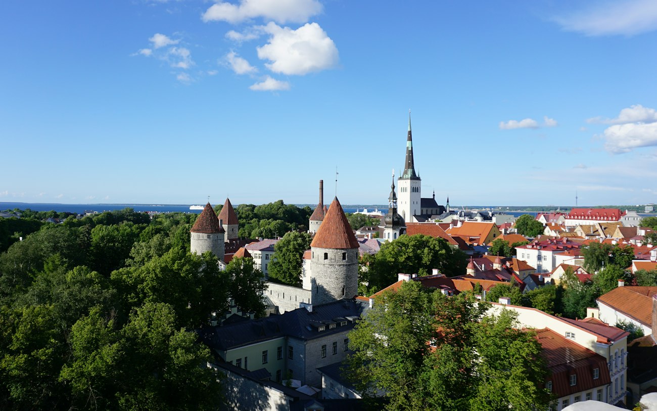 Luftaufnahme einer Stadt mit einem Kirchturm