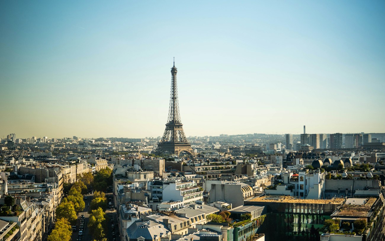 Der Eiffelturm ragt über die Stadt Paris