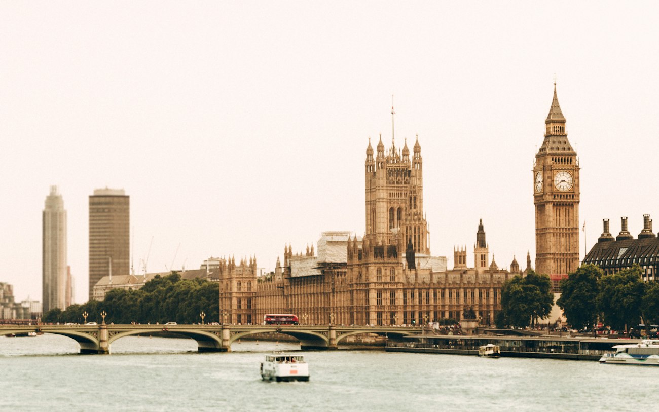 Landschaftsfotografie von Big Ben unter weißem Himmel