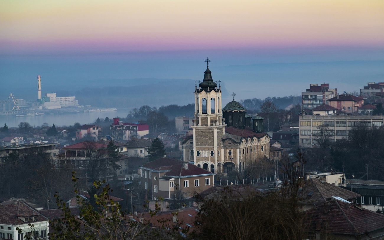Weißes und braunes Betongebäude bei Tageslicht