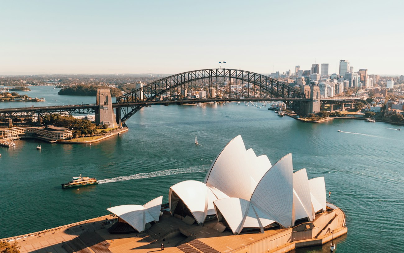 Das Opernhaus von Sydney am Wasser bei Tag