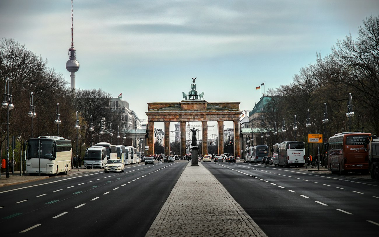 Das Brandenburger Tor und der Fernsehturm in Berlin unter einem bewölkten Himmel